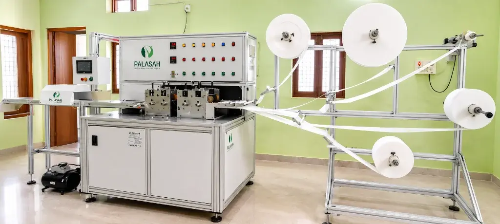 Automatic raw material feeding system feeding sterile fabric rolls